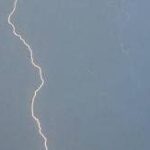 Folgorato da fulmine mentre porta da mangiare al cane, muore 65enne nel Fiorentino