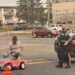 Guida la jeep di Barbie in strada, arrestato: Non volevo andare a piedi
