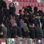Italia, tifosi azzurri di spalle durante l'inno israeliano. Poi i cartelli: Stop