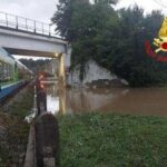 Maltempo, tragedia sfiorata in Lombardia. Si apre voragine nel Lecchese, treno bloccato a pochi metr...