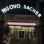 Netanyahu criminale pazzo: lo striscione al Nuovo Sacher, il cinema di Nanni Moretti