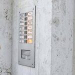 Notifiche del Fisco: ecco cosa si rischia a non mettere il nome sul citofono