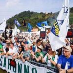 Salvini accende Pontida: Mai i nostri figli a morire in Ucraina. Omaggio a Bossi e citazione di Be...