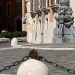 Sciame d'api a Montecitorio, transennato pilone all'ingresso