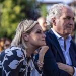 Simona Ventura e il marito perseguitati dallo stalker: Minacciati di morte in 200 messaggi
