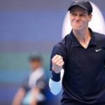 Sinner concede un set, ma vola in finale a Pechino: De Minaur ancora ko
