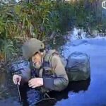Ucraina-Russia, la foto del soldato col bastone: Putin manda anziani in guerra