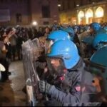 Bologna, tensione durante manifestazione Giovani Palestinesi: idranti e cariche della Polizia