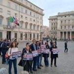 Flash mob +Europa contro Orban a Palazzo Chigi: Dittatore con i soldi nostri