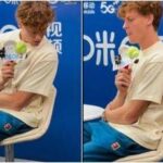 Gli cade il telefono, ma non lo raccoglie: Sinner 'sbadato' a Pechino