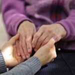 Lavoro, Inapp: Donne caregiver 10% in più degli uomini