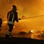 Napoli, vasto incendio a Ponticelli. Il Comune: Tenere chiuse porte e finestre