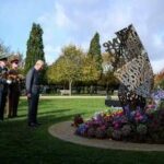 Re Carlo inaugura il monumento dedicato ai militari Lgbt+
