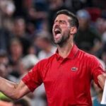 Resiste a quattro smash e vince il punto: spettacolo Djokovic a Shanghai
