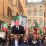 Riforma della giustizia, Forza Italia festeggia in piazza con maxi foto di Berlusconi: Vittoria sto...