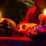 Rubano due teschi al cimitero per farne paralumi. Lo psichiatra: Antisociali con feticismo per la m...