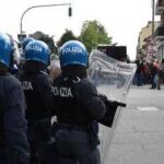 Torino, Pro Pal tentano di entrare a Porta Susa con sassi e bottiglie: respinti da forze dell'ordine