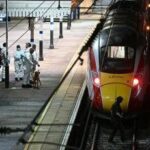 Accoltellamento sul treno, 10 feriti: nove sono in pericolo di vita, indaga anche antiterrorismo