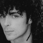 Alex Britti prima dei '7000 caffè': spunta la foto del 1994, ricci e sguardo intenso