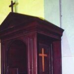 Allarme esorcisti: Dalle feci al sesso in chiesa, non c'è più limite al sacrilegio
