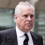 Andrew Mountbatten-Windsor nei file Epstein: nuova foto sdraiato su donne e con Maxwell