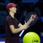 Atp Finals, Sinner serve troppo forte e... rompe la racchetta contro Shelton
