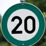 I segnali stradali verdi 'debuttano' nel Regno Unito, cosa significano i 'green signs'
