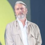 Mads Mikkelsen compie 60 anni, l'attore danese che ha conquistato Hollywood