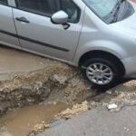 Napoli, si apre voragine in Via Appia: coinvolte almeno 4 auto nel crollo