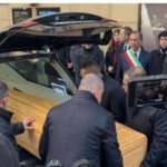 Ornella Vanoni, feretro arriva tra gli applausi al Piccolo Teatro: apre camera ardente a Milano