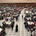 Papa a tavola coi poveri, appello ai governi: Ascoltate il loro grido