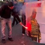 Roma, manifestanti ProPal bruciano immagine Crosetto: Non ci arruoliamo