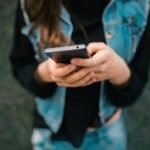 Smartphone in tasca o sul comodino fa male? La lezione del prof Schettini sul cellulare