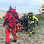 Trattore precipita in un burrone, due morti e un ferito nel Crotonese