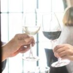 A cena con un'altra donna, moglie lo scopre da video spot ristorante e lo lascia