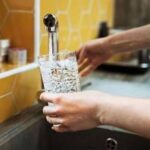 Bere 2 litri d'acqua al giorno per un cuore sano, cosa dice il medico