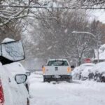 Camionista ignora segnali, segue Gps e rimane bloccato nella neve: niente cenone di Natale