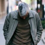 Capelli grigi e bianchi, non è solo questione di età: le cause e gli studi