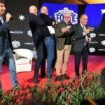 Crosetto prova a prendere in braccio Renzi, siparietto ad Atreju