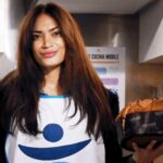 Elodie volontaria a Milano, serve i senzatetto alla cena di Natale