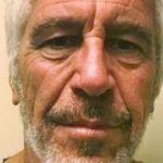 Epstein, pubblicati i file: c'è anche Clinton in piscina