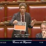 Manovra, Magi con cartello 'vendesi' in Aula: Democrazia parlamentare sta marcendo