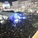 Milano, Duomo in tilt per l'Albero di Natale: folla, code e proteste: Situazione fuori controllo