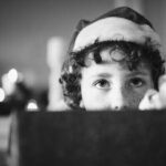 Natale, doni ai bimbi a mezzanotte? La pediatra: Meglio scartarli il mattino dopo, ecco perché