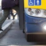 Si incontrano, poi le lascia un biglietto alla fermata del bus: Ti aspetterò qui ogni domenica