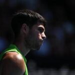 Australian Open, la chiusura del tetto durante la finale fa infuriare Alcaraz