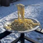 Freddo artico negli Usa, gli spaghetti si congelano e restano sospesi: il video è virale