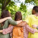 Mal di schiena nei giovani, ne soffre il 20%: errori da non fare, consigli e falsi miti