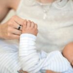 Maternità e lavoro, cos'è la child penality e perché essere madre costa caro