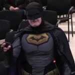 Non dovete aiutare l'Ice, in consiglio comunale arriva Batman